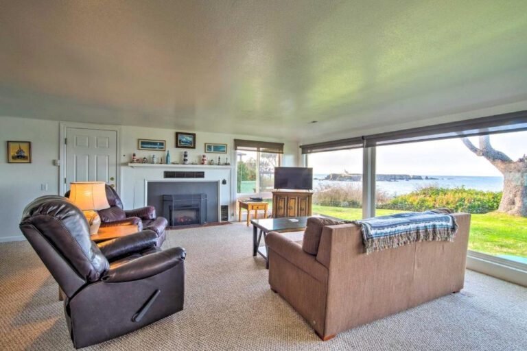A cliffside beach vacation home rental in Coos Bay, Oregon