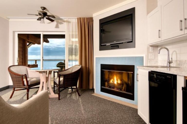 The Hallmark Resort is the best resort in Newport Oregon and offers ocean view rooms with fireplaces