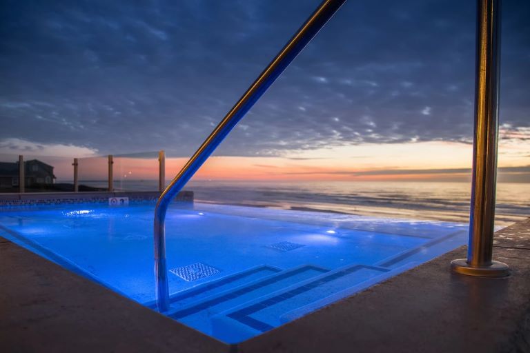 The Inn at Nye Beach in Newport, Oregon infinity pool overlooking the Pacific Ocean