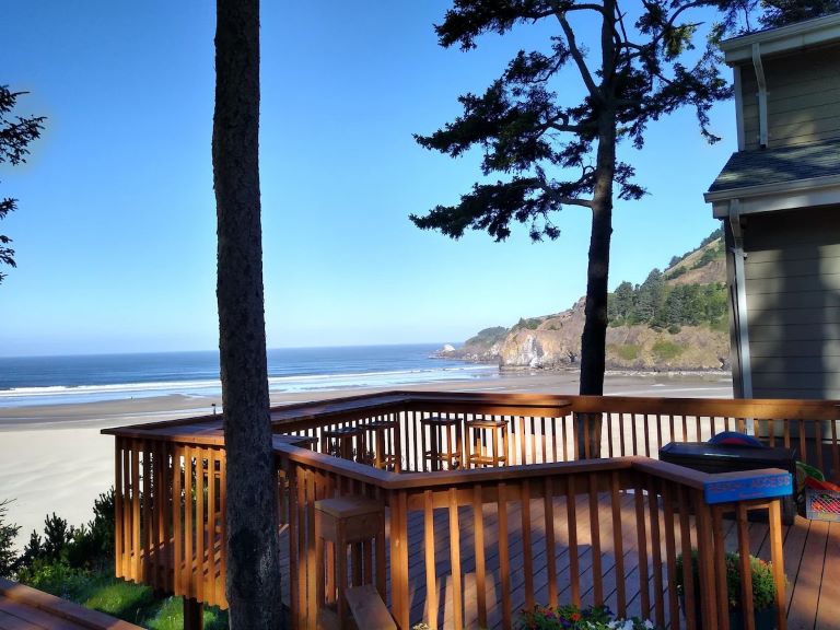 Starfish Point in Newport, Oregon has balconies that overlook the ocean