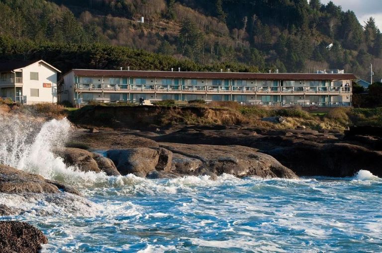 Fireside Motel is one of the best oceanfront hotels in Yachats, Oregon with a fireplace.