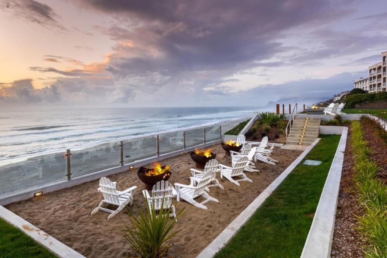 Coho Oceanfront Lodge is our pick for the top oceanfront hotel in Lincoln City, Oregon