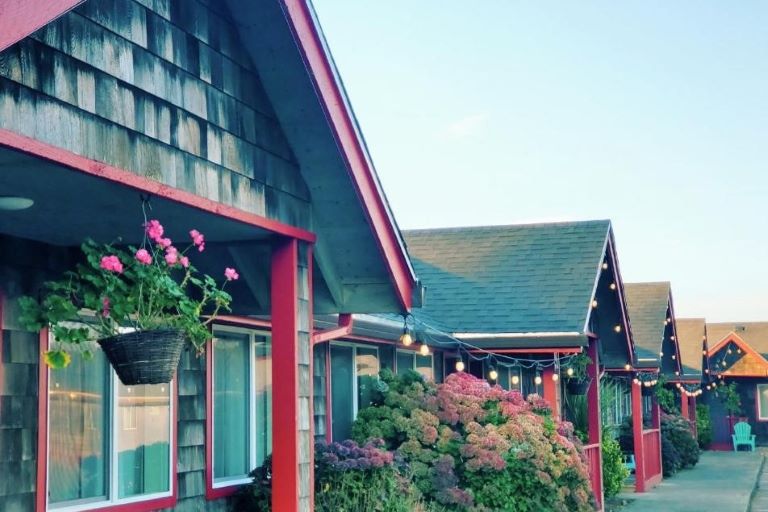 The cottages at Surf & Sand Inn hotel in Pacific City, Oregon Coast