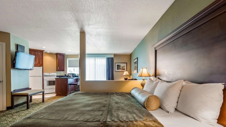 The Best Western Salbasgeon Inn in Reedsport, Oregon offers spacious rooms and suites