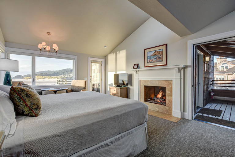 An oceanfront room with a fireplace in Cannon Beach, Oregon