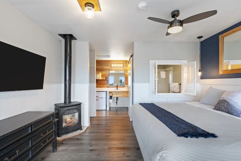 A room with a fireplace at Boardwalk Cottages in Long Beach, Washington