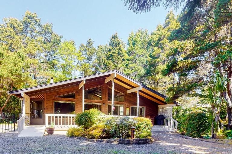 Vacation rental in Florence, Oregon with a private hot tub. Great for families or groups looking to rent a beach house at the Oregon Coast.