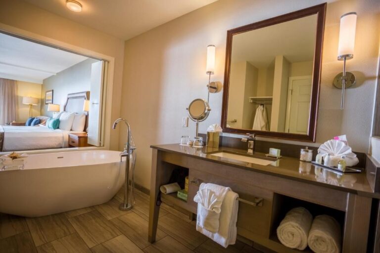 Inn at Nye Beach hotel with deep soaking tub in room in Newport, Oregon