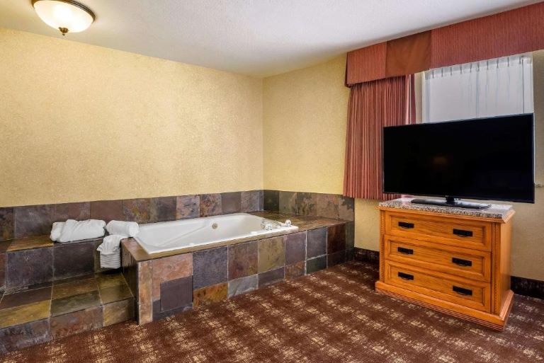 Kathryn Riverfront Inn in Seaside, Oregon offers suites with Jacuzzi in room and river views