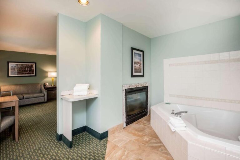 La Quinta by Wyndham hotel room with hot tub in Newport, Oregon