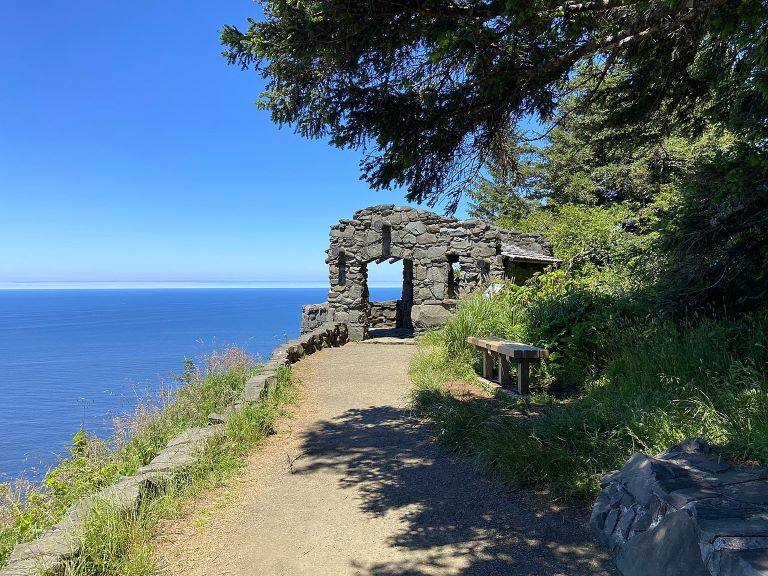 Hike to Cape Perpetua stone shelter near Yachats, Oregon Coast
